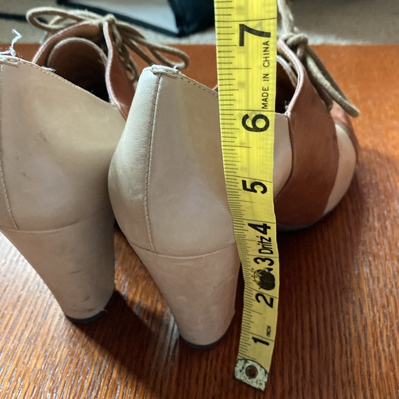 MIZ MOOZ FRANKLIN healed lace up bootie. Two tone leather. Size 6.5. - Picture 4 of 12